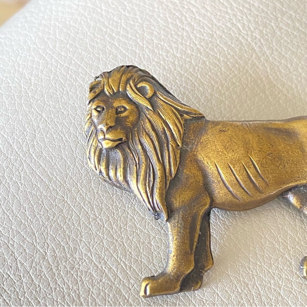 Vintage Majestic Metallic Lion Sculpture brooch lots of details expressive